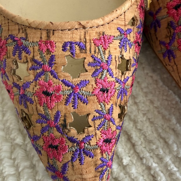 Jessica Simpson Jessica Embroidered Heels with perforated stars - Picture 6 of 11